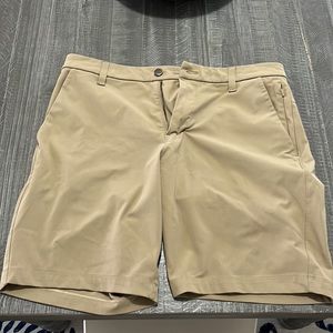 Lululemon Men’s 31 khaki short - like new